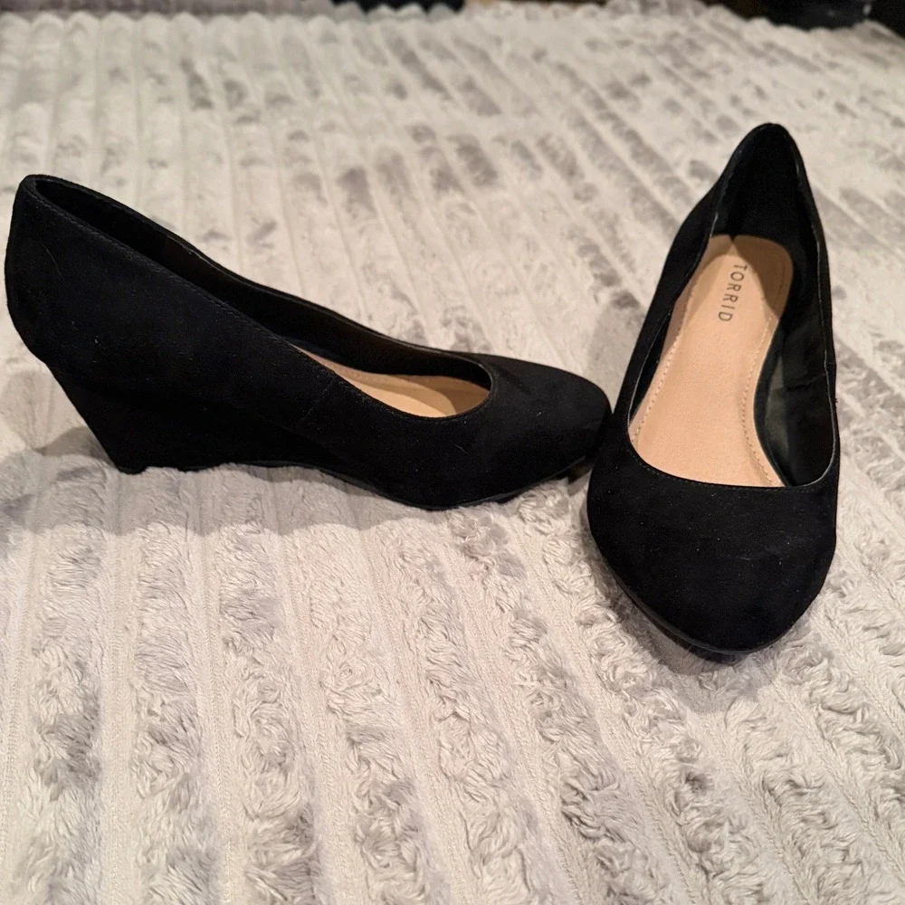 Torrid Womens Black Faux Suede Round Toe Wedge Pumps Shoes Size 7W